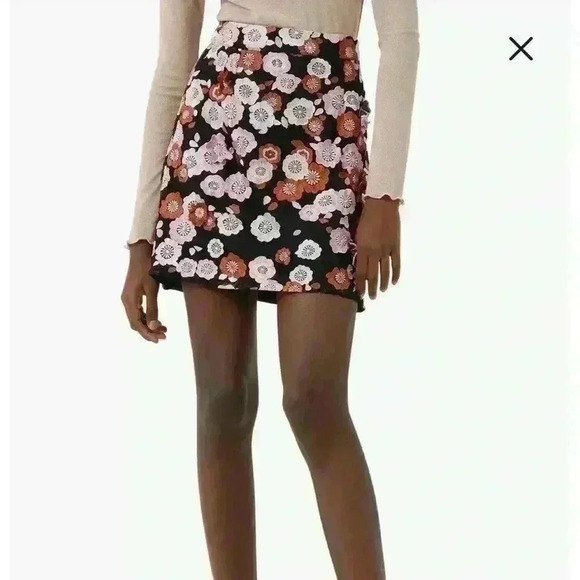 NWT French Connection Astrida Aliyha Floral Lace
Miniskirt Sz 8 in black pink - Picture 1 of 7